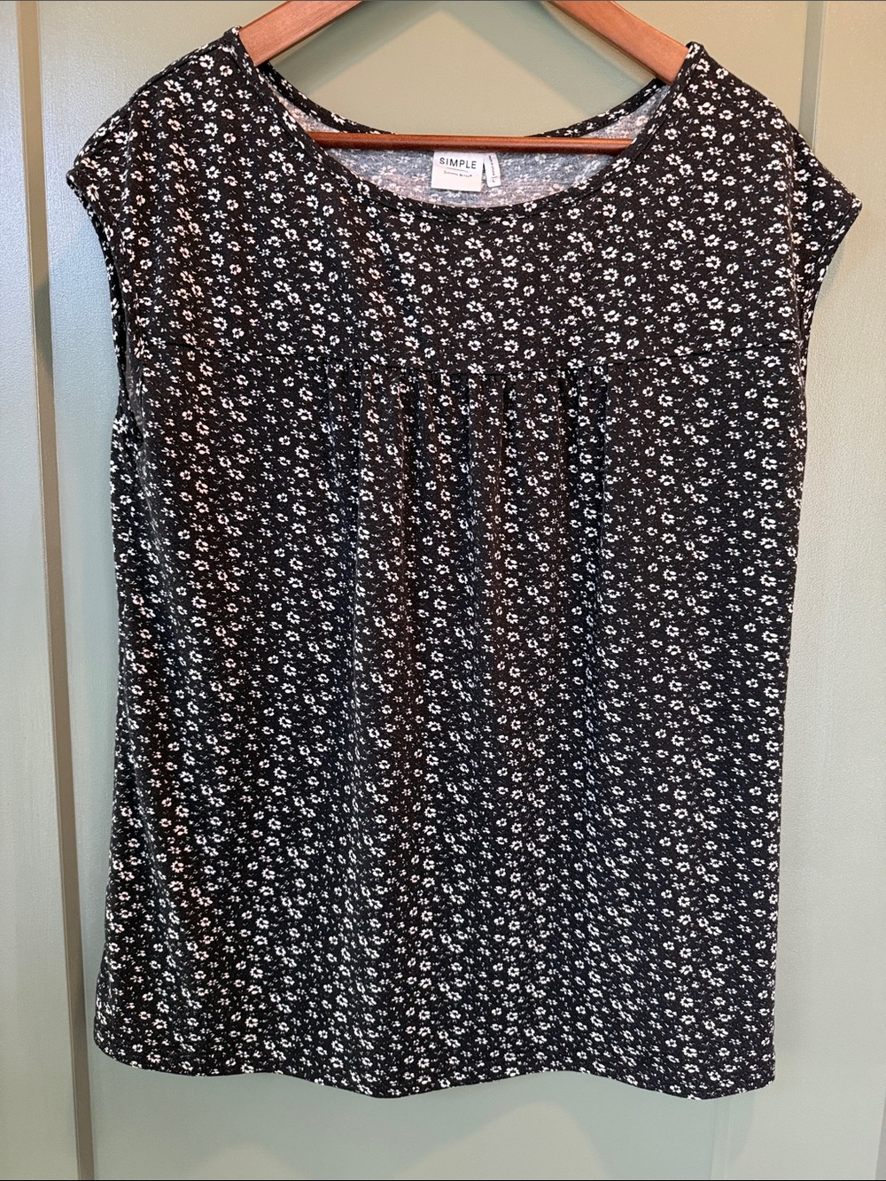 Simple Black & White Floral Sleeveless Blouse